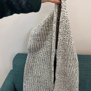 I’m selling my scarf I bought for Christmas last year and never used it.